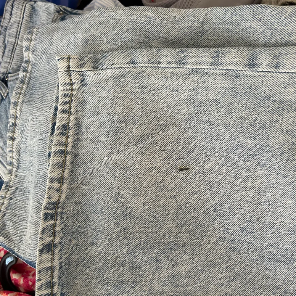 Perfekta jeans från monki i modellen YOKO. Ljusblå modell! En liten fläck (se bild 3). . Jeans & Byxor.