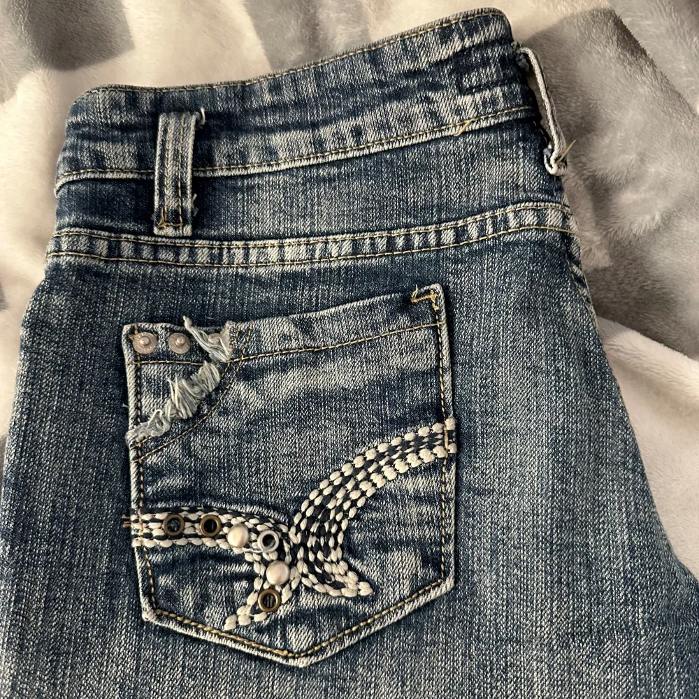 så himla coola och unika jeans med detaljer. de är lite för små för mig och jag brukar ha 40-42 i jeans så skulle säga att de passar 38-40 bäst beroende på hur man vill att de ska sitta. längden är bra och jag är 170cm! skriv om ni undrar något 💗. Jeans & Byxor.