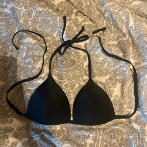 svart bikini  - svart bikini topp med lite push up, endast testad🤍