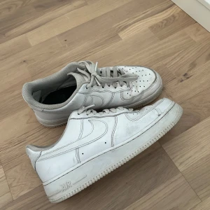 Airforce 1 - Jag säljer mina par airforce 1s i hyfsat bra skick (7/10), jag säljer då dom inte är min stil längre och kommer inte till användning. Storlek 43 och passar båda man och kvinna. En defekt är i hälen men det är lagat. Pris kan diskuteras. Tar byten.