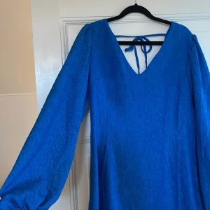 Oanvänd sommarklänning - Så fin blå oanvänd sommarklänning från Lindex. Helt ny! Storlek L