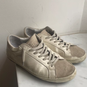 Golden goose skor - Ett par feta vita golfen goose skor som är personligen använda av mig ett tag. Skick 7,8/10, storlek 43. Pris kan diskuteras. Skriv om funderingar🙌