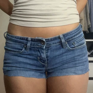 Jeansshorts  - Jeansshorts från Levis strl 25