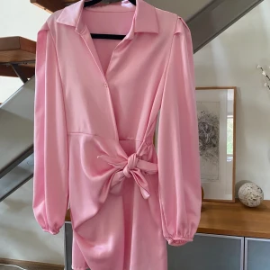 Rosa klänning - Rosa otrolig klänning från en butik i Spaninen. Aldrig använd. Strl S/M