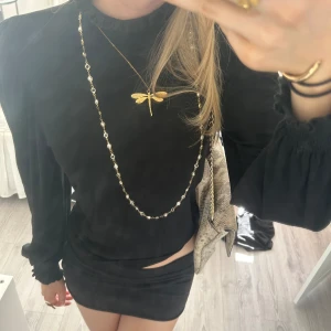 Tröja med smock - Svart blus med puffärmar och krage med smock. Jättefin men får ingen användning av. Priset kan diskuteras💗