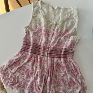 Blus från Odd Molly - Blus från Odd Molly i storlek 4. Mycket sparsamt använd och i bra skick. 