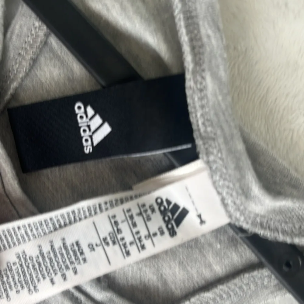 Träningslinne från Adidas som aldrig är använt så är i nyskick. Sportswear.