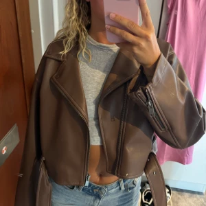 Skinnjacka brun bianca - Från bianca ingrosso x nelly. Passar 34/36.