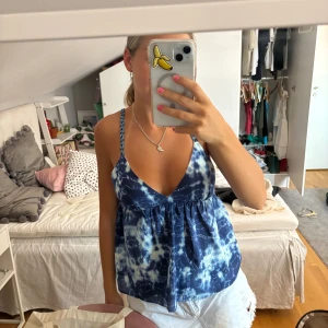 Blå topp🩵 - Säljer denna drömmiga toppen från zara utomlands! Total älskar denna och tycker den är så fin! Färgerna och detaljerna är otroliga och den är perfekt till sommaren!💙🩵🤍!  Passar xs-s kanske m!