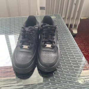 Airforce - Ett par airforce som knappt är använda, har använt dom 5-6 gånger. Köpta från JD i Stockholm och är mycket god kvalite 