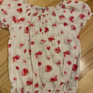 Topp med puffärmar  - Fint skick. Strl 152. Kolla gärna in mina andra annonser för samfrakt. Jag säljer mycket barnkläder just nu.