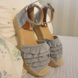 sandaler  - Sandaler storlek 41. Jag har själv 40/41. Skicket är precis som nya då de aldrig använts.