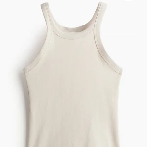 Beige linne från H&M🤍 - Beige linne från hm som aldrig är andvänd! Perfekt nu i sommar!🎀Var för litet för mig från början och inte riktigt min stil💕 inga defekter eller liknande och det är bara att höra av sig om man har fler frågor eller liknande!💞🛍️