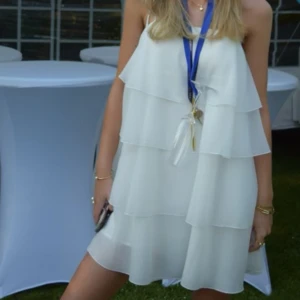 Vit sommarklänning - Säljer min älskade studentklänning från Gina tricot! Har råkat beställa två, en som aldrig är använd och ligger kvar i paketet. Och en som är använd, den Klänningen är endast använd en gång och har inga defekter på sig utan är som ny. 