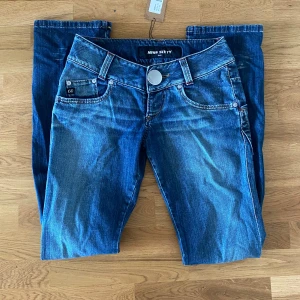 Riktigt snygga miss sixty jeans!  - Säljer dessa för att jag inte använder dom så ofta! Dom är i bra skick och sköna att ha på sig 👍 !Inte fast pris! Skulle rekommendera dessa till någon som är mellan 175-185 cm! 
