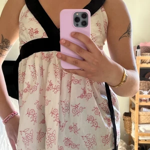 Vintage topp  - Fin vit blommig topp! Det står inte vart den är ifrån men jag skulle säga att den motsvarar st S. Man knyter banden bakom ryggen!!