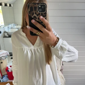 Vit blus - säljer denna blus för den kommer inte till användning men jätte snygg, bara använt tre ggr och bra skick inga defekter💞💞