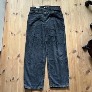 Levis Baggy jeans - Säljer ett par riktigt snygga baggy jeans som tyvärr inte passar mig längre. Dem är=waist:39cm length 100cm. Dem är helt i nyskick och bara använda några gånger. Nypris är ca 1300 och priset kan diskuteras