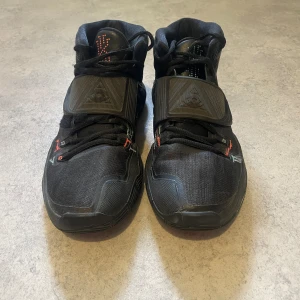 Basket skor  - Går för 3500kr helt nya. Ganska använda men inga hål eller så. Man ser lite på skosnörena men inte så mycket mer. 