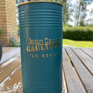 JPG Le beau  - Säljer min JPG som är köpt från kicks för ca 800 kr 75 ml Den är använd få ggr, skulle gissa att det är mellan 70-72 ml kvar  Kommer med original förpackning Säljer för att jag inte gillar den längre Den är perfekt nu för sommaren Vid frågor💬 skriv!✅