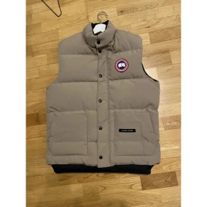 Canada goose väst - Helt ny oanvänd canada goose väst, storlek S säljes. Priset är ej hugget i sten och kan diskuteras