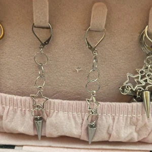 Örhängen  - Rostfria handgjorda rostfria 💓😍! Styck : 45kr Båda : 85kr