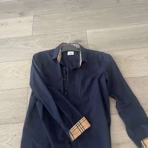 Burberry skjorta  - Mycket fin burberry skjorta: skick 8/10, reatail:4400