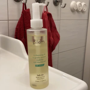 Make p:rem Safe me Relief moisture cleansing oil - Oljerengöring från Make p:rem. Använd 2 gånger (se bild). Köpt i slutet av mars men öppnad i maj. Har för många och andra jag tycker om mer, därav säljer jag. Nypris: 329kr