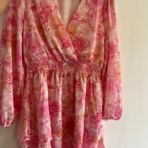 Blommig klänning  - blommig klänning från New Yorker inköpt i veckan för 299kr och endast använd 1gång i ca 30min. strl 38
