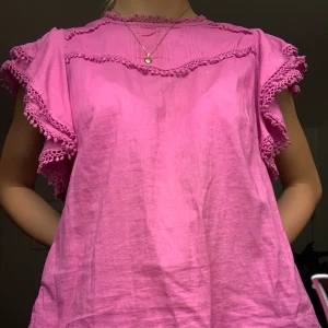 Somrig blus - Jättesöt blus från mango. Använd men inga defekter förutom att den är lite skrynklig men det går att stryka. Köptes förra sommaren.