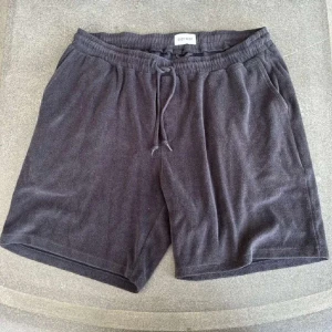 East west frotté shorts! - Riktigt snygga och fräscha frotté shorts som är köpta ifrån brothers för 599kr. Skick: 9/10, bara använda fåtal gånger. Storlek Large men passar även Medium. Pris kan diskuteras byten fungerar med! Skriv till mig om ni undrar något👍🏼😄