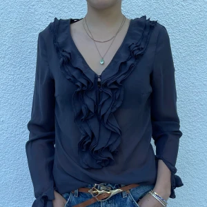 AMISU blus  - Mörkgrå blus med volanger från Amisu🤍 Storlek M men sitter bra på mig som har S.  (Vid intresse finns fler produktbilder)