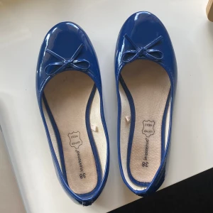 Ballerinaskor - Blåa glansiga ballerinaskor i storlek 38 men sitter mer som 37. Köpta på vinted men lite för små på mig 🤍