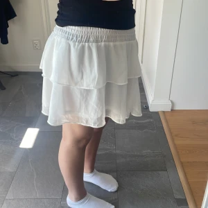 Vit kjol! - Vit volangkjol, såå fint skick och aldrig andvänd! 💕💕