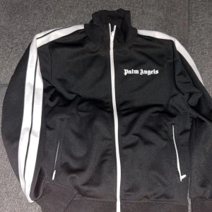 Palm angels tröja - Hej säljer en Palm angels tröja som är knappt använd det finns inga fel med den och den är självklart äkta kvitto finns med och storleken är M.