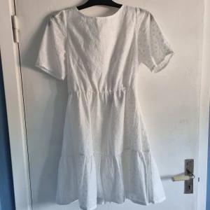 Vit klänning - Fin vit klänning som är köpt från Sellpy. Helt ny med prislapp kvar från både Sellpy och Sinsay. Säljer pga att jag inte använde den till studenten. Det är bara att fråga ifall ni vill ha fler bilder. 45kr + frakt