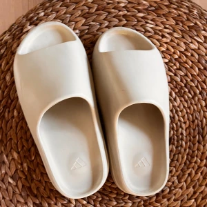 Yeezy slides - Säljer dessa tofflorna jag fick för 1 år sedan har inte arnvänd dem så mycket har fortfarande mycke kvar att ge” om ni undrar något hör av er perfekta skor till sommaren nu! Tvättade aldrig under sidan men kan om ni vill! Mvh clemme 😀