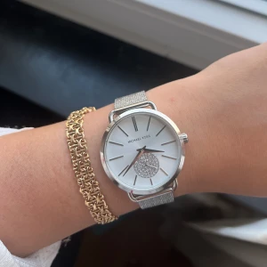 Michael kors klocka  - Michael kors klocka i silver, använd endast en gång  Är i väldigt fint skick som ny Batteriet behöver bytas