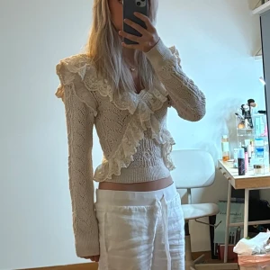 Zara virkad blus - Säljer denna zara blus i nyskick använd en gång. Storlek: xs 