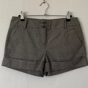 Gråa lågmidjade shorts för bara 55kr i storlek 34. Perfekt för sommaren. ❤️