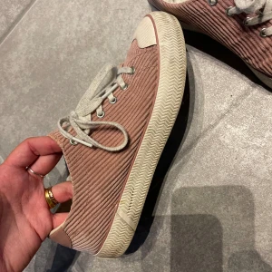 Sneakers från lacoste  - Super snygga sneakers i Manchester!! Jätte fina nu till sommaren ❤️