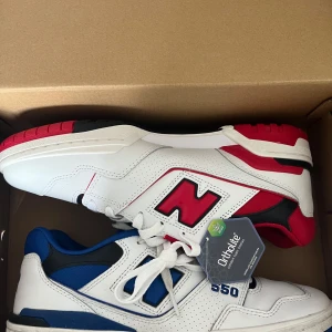New balance 550s  - Säljer NB 550´s Nypris 1649 Röd/vita cond: 10/10 oanvända/oprövade, tagg & box finns Pris- 799 Blå/vita cond 9,5/10 endast prövade vid 1 tillfälle Pris- 599 Säljs pga fel storlek, fast pris, först till kvarn! 