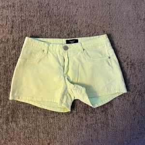 SisterS point shorts - 🔻inga bilder på pga små🔻 Midjebredd är 33 cm och längden är ca plus minus 29 cm🩷