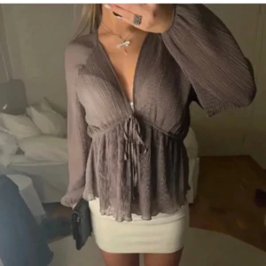 Zara blus - Säljer denna skitsnygga populära blusen från zara!! Helt slutsåld och nyskick. Kan tänka mig gå ner i pris vid snabb affär💕💕