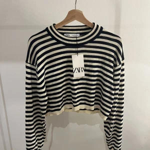 randig tröja - säljer denna tröja från zara💕helt ny och aldrig använd och lapp kvar. Tröjan är i storlek M☺️💕🥰❤️