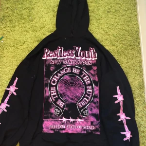 Cool hoodie - En hoodie från h&m i jätte bra skick, kontakta gärna innan köp🫶🏻