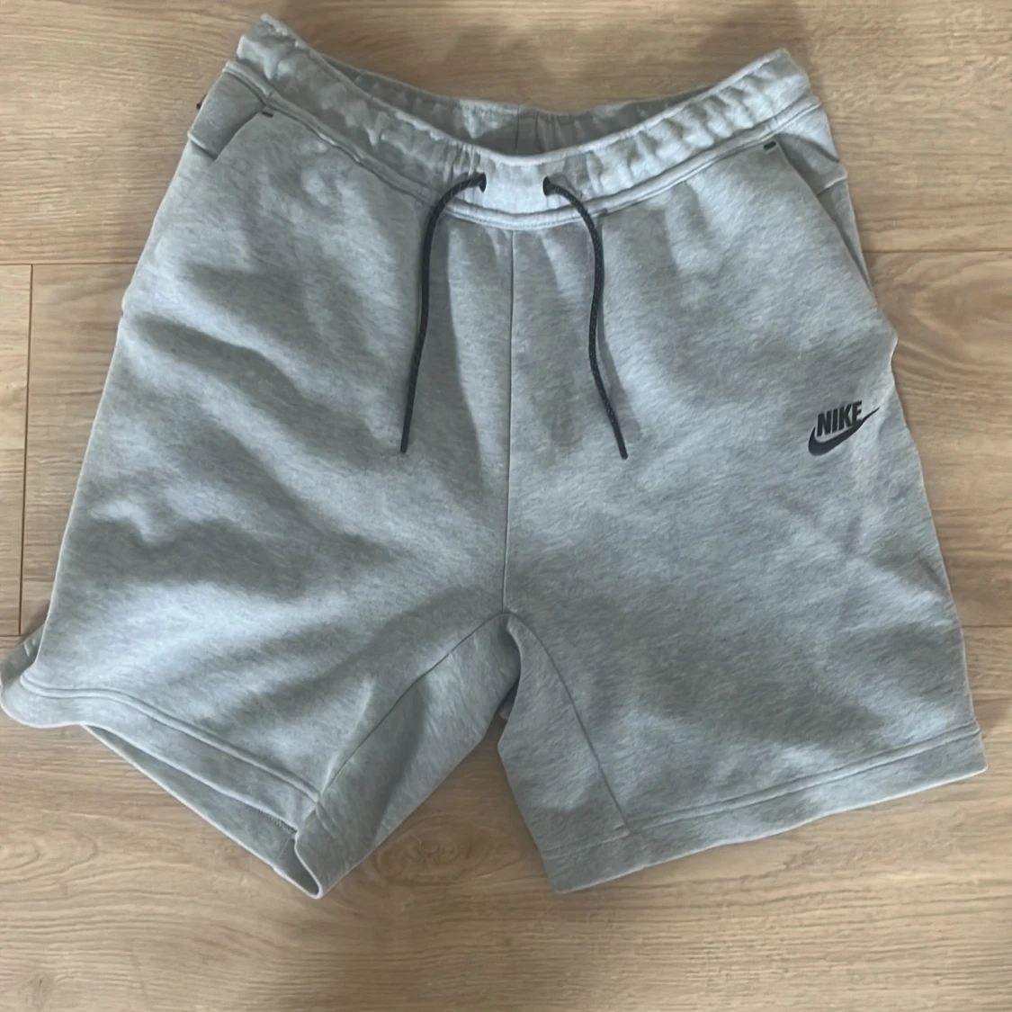 Nike tech shorts M
