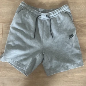 Nike tech shorts M - Sköna nike tech skjorts köptes förra sommaren men snålt använda 