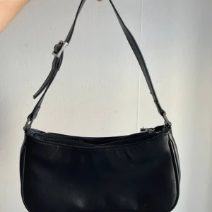 Monki Väska - Super fint skick säljer då den inte kommer till användning.