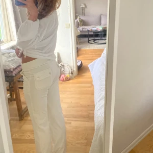 Juicy couture byxor - Skitsnygga vita juicy byxor i storlek xxs . Super mysiga att ha! Säljer då dom inte kommer till användning längre. Bara att skriva vid frågor, dom är använda väldigt få gånger💓❤️Tryck gärna på köp nu